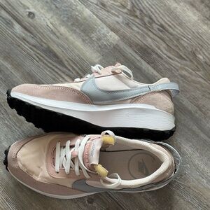 Nike waffle, pink and grey